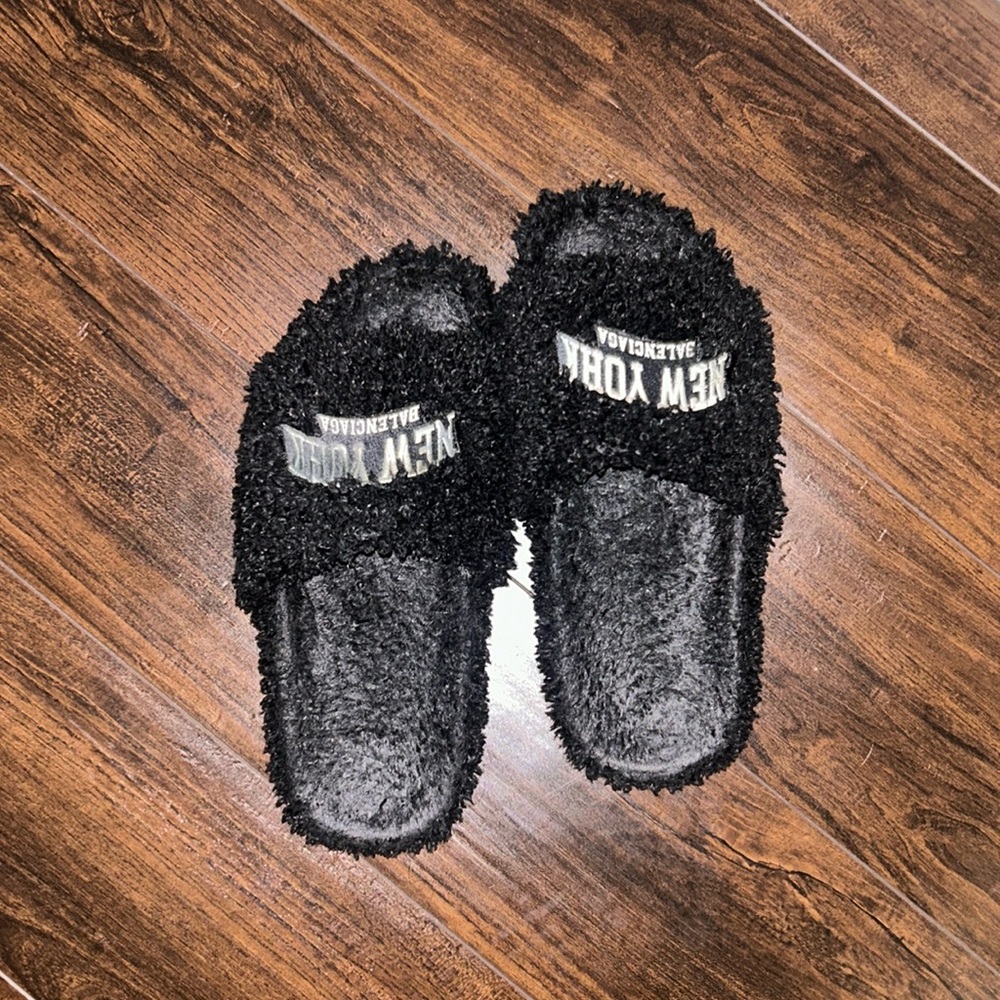 Balenciaga “New York” faux slides - Picture 1 of 5